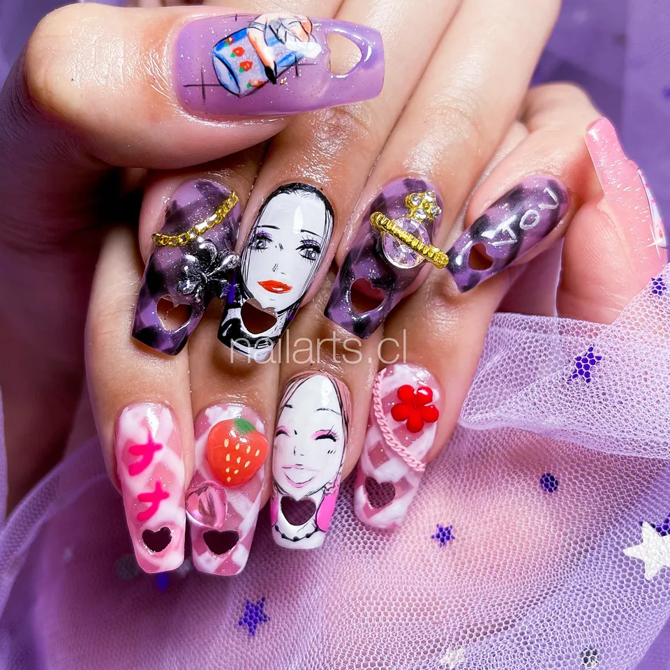 Uñas moradas y rosadas con rostros de anime, fresas, corazones y un dado en relieve