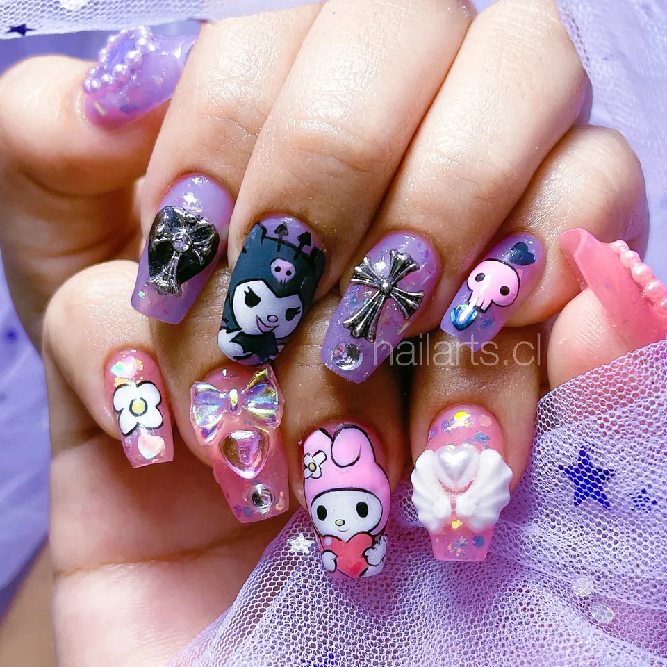 Uñas lilas con personajes kawaii en blanco y negro, cruces y corazones