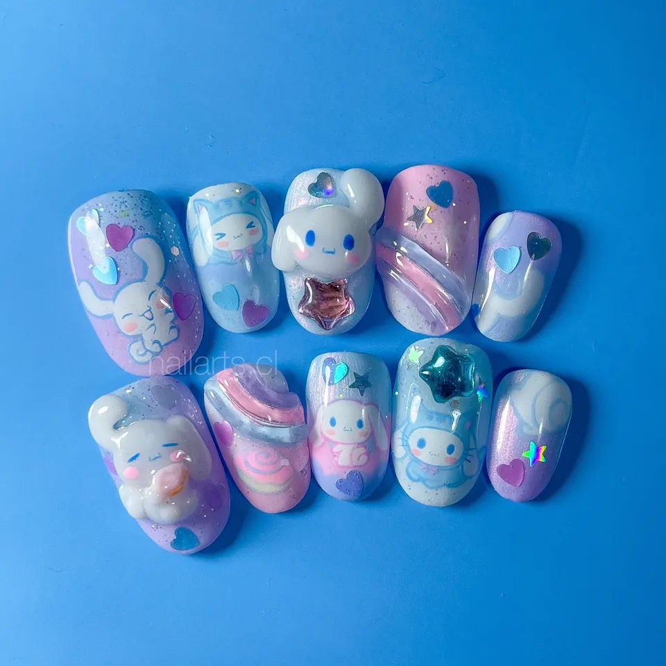 Press on celestes con personajes kawaii, corazones y estrellas, sobre fondo azul
