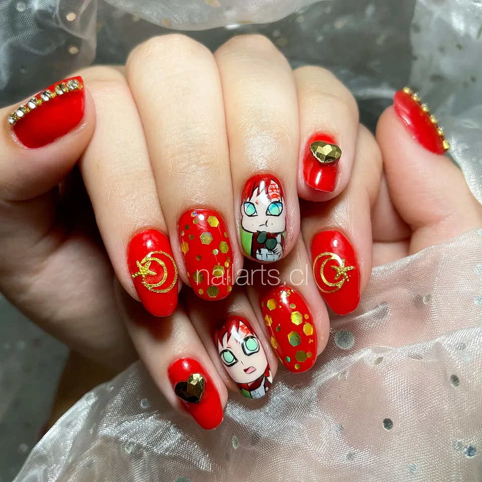Uñas rojas con lunares dorados, lunas y personajes chibi pintados a mano
