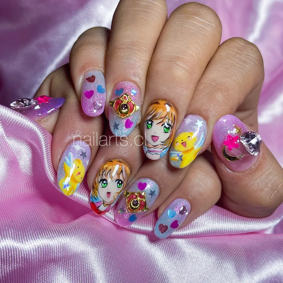 Uñas pastel con personajes de anime, cristales y estrellas