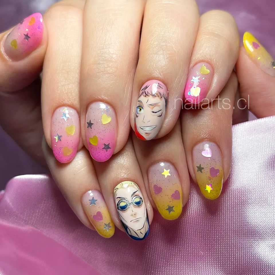 Uñas en degradé rosado y amarillo con personajes de anime y corazones