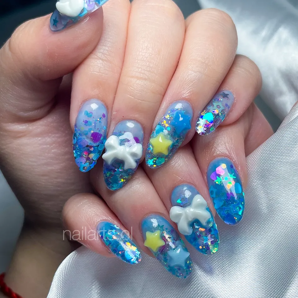 Uñas celestes con nubes y estrellas en relieve 3D y brillos